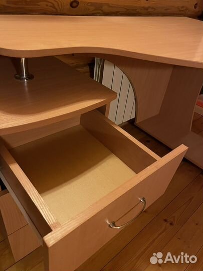 Стол с тумбой на колесах