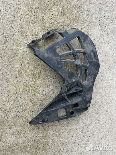 Кронштейн переднего бампера левый BMW G30