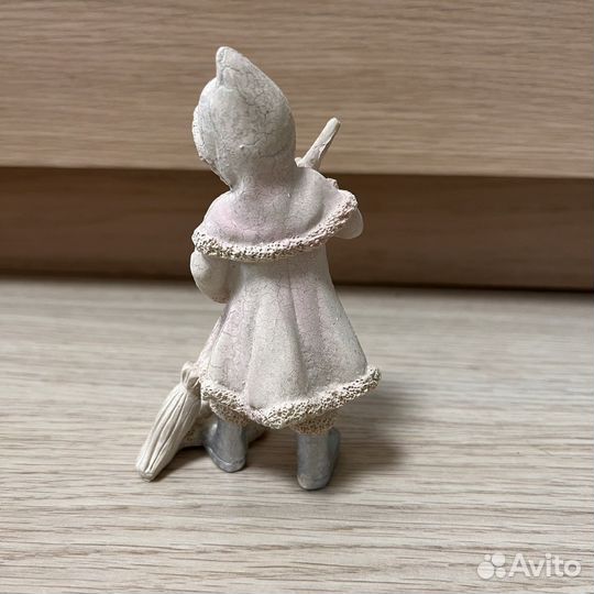 Статуэтка девочка с метлой