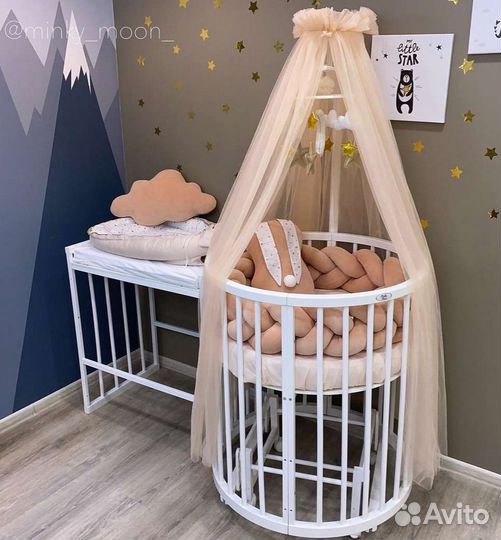 Детская кроватка с маятником