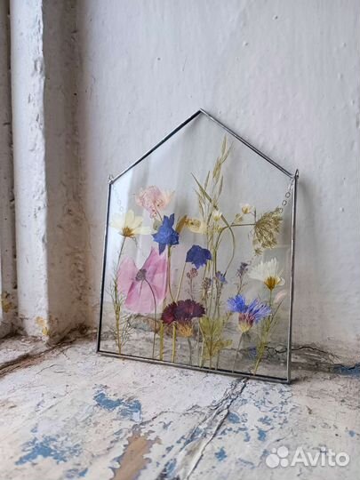 Картина из цветов под стеклом в раме
