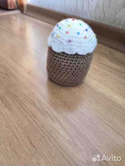 Игрушка вязаный кулич