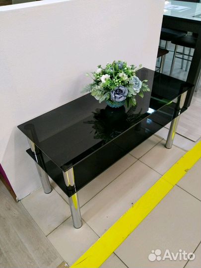 Стол из стекла