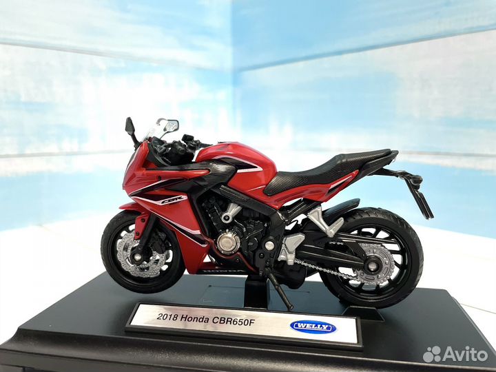 Модель мотоцикла Honda CBR600 1:18 красный