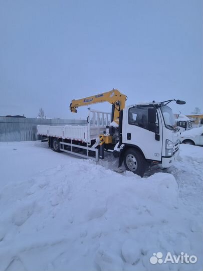 Бортовой грузовик Isuzu Elf с КМУ XCMG, 2024