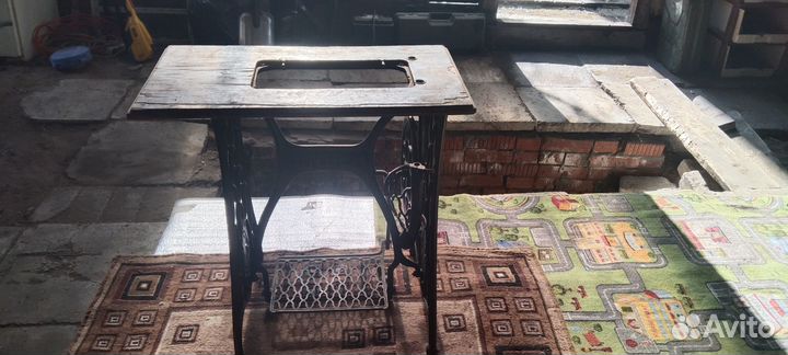 Старинный стол от швейной машинки Сингер