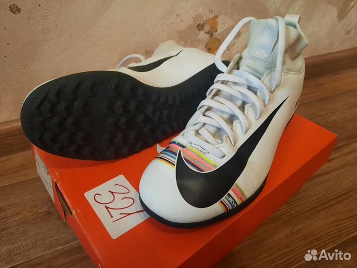 Футбольные бутсы для зала