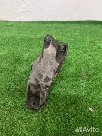 Лапа двигателя передняя левая Audi A4B5 avante ADR