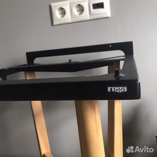 Настенная полка rega для проигровптеля винила