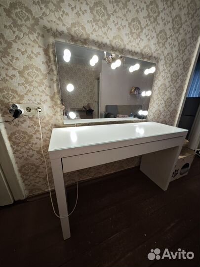 Гримерное зеркало с лампочками