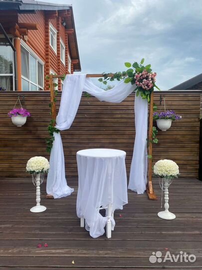 Декоративный столик, дерево