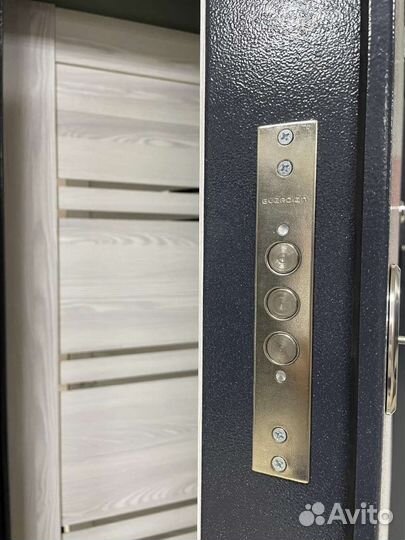 Двевь входная уличная