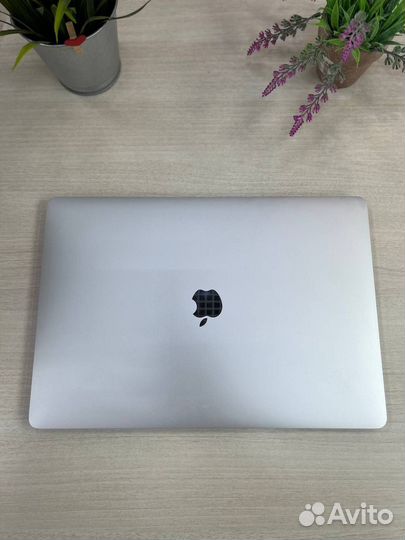 Macbook pro 15 i7/32/512gb A1990