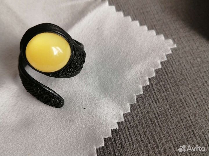 Кожаное кольцо с натуральным янтарем