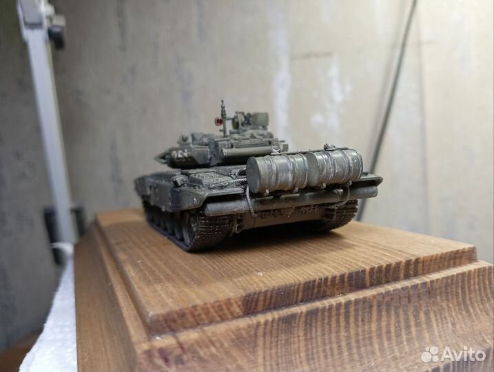 Коллекционная модель танка Т-90