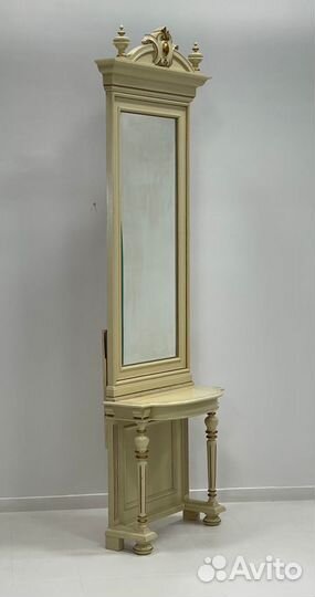 Старинная консоль с зеркалом