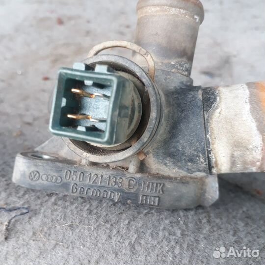 Тройник охлаждения двс 1,6 Ауди А4Б5 VW Пассат Б5