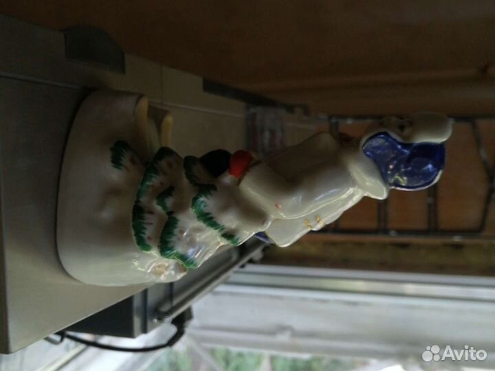 Фарфоровые статуэтка Мальчик на лыжах