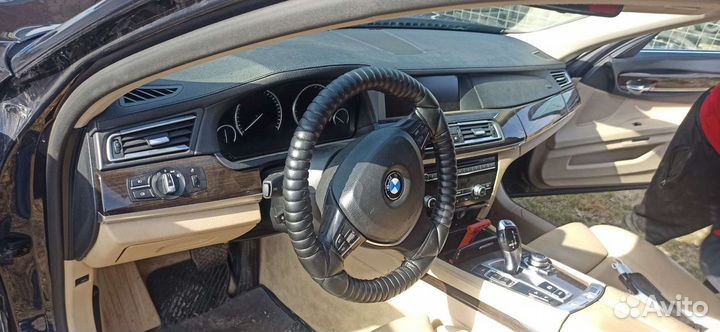 В разборе BMW 750 F01 F02, двигатель N63