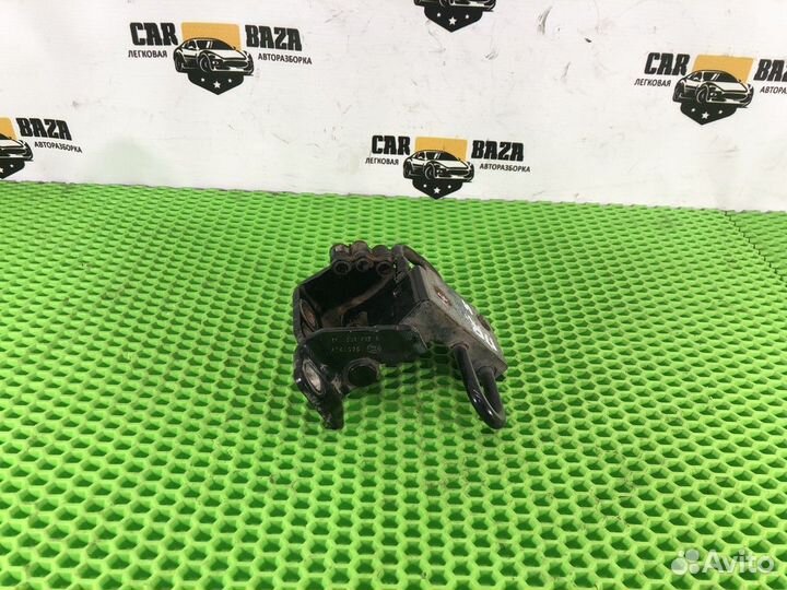 Петля двери передней правой нижняя R