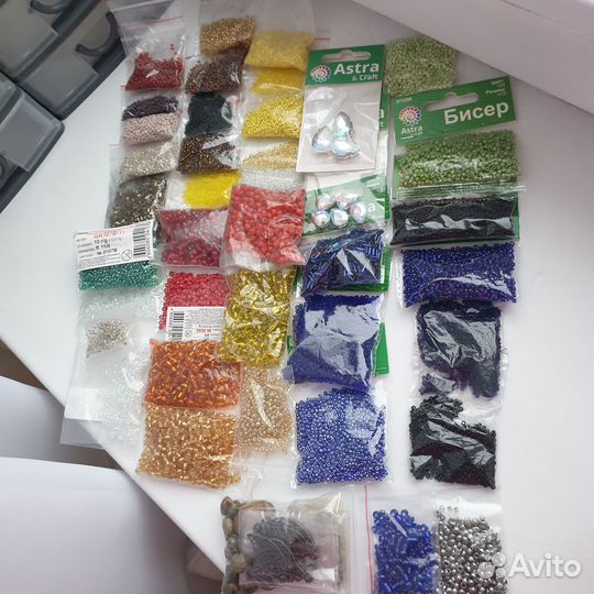 Бисер новый с контейнером