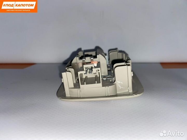 Фонарь салона (плафон) задний Mitsubishi Outlander