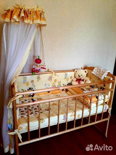 Кровать с пастельными принадлежностями