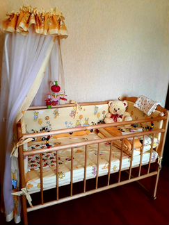 Кровать с пастельными принадлежностями