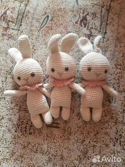 Вязаные игрушки зайчики