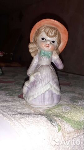 Фарфоровая статуэтка девочка в шляпе, с зонтом