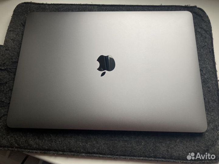 MacBook Pro 13 2019 8/256/i5 2.4Гц 84 цикла