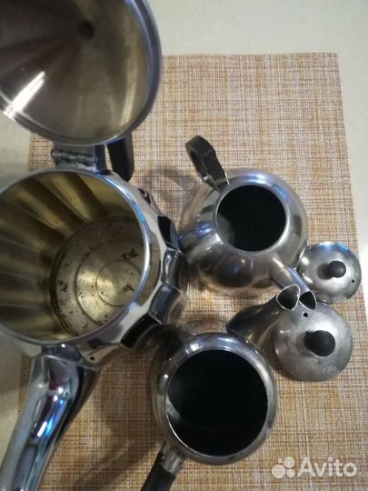 Чайники разные, подносы Жостово