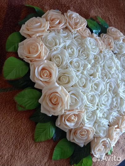 Сердце из искусственных цветов