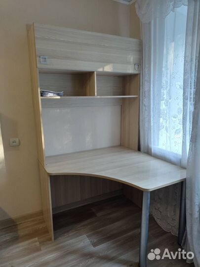 Компьютерный рабочий стол светлый с полкой