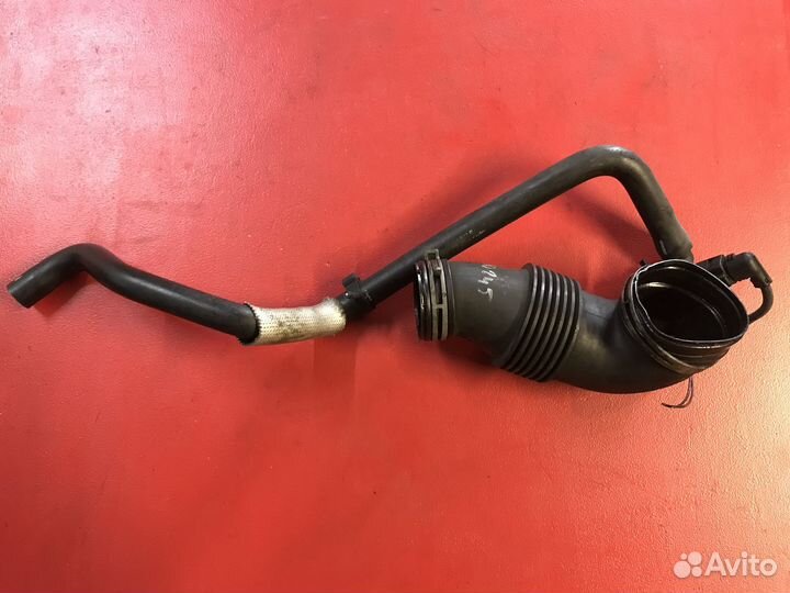 Патрубок воздушного фильтра левый VW Touareg 1