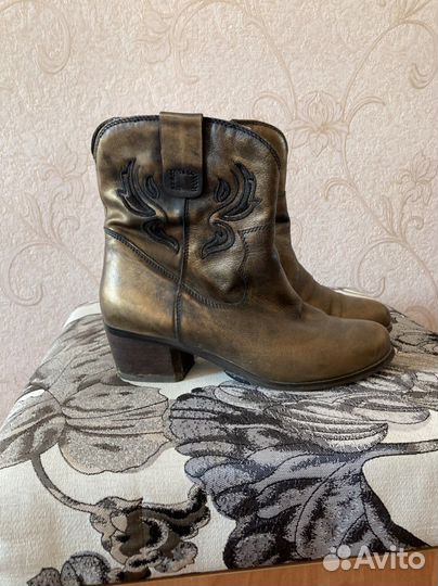 Ботинки казаки женские