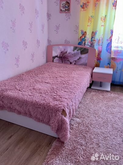 Красивая мебель:кровать с тумбой, плательный шкаф