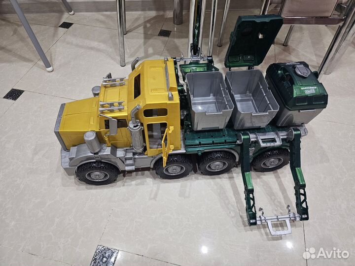 Грузовик большой с контейнерами