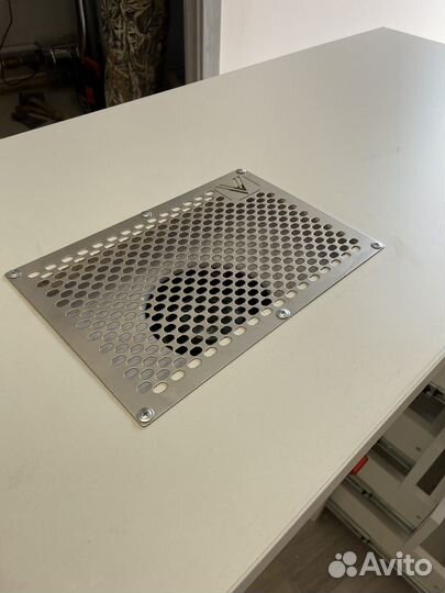 Маникюрный стол с вытяжкой новый