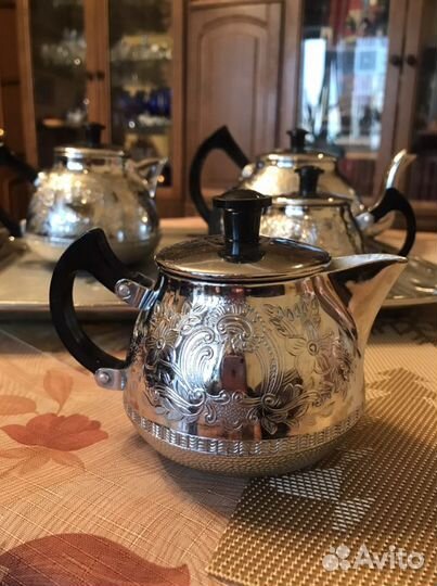 Набор посуды: 3 чайника, сахарница, поднос