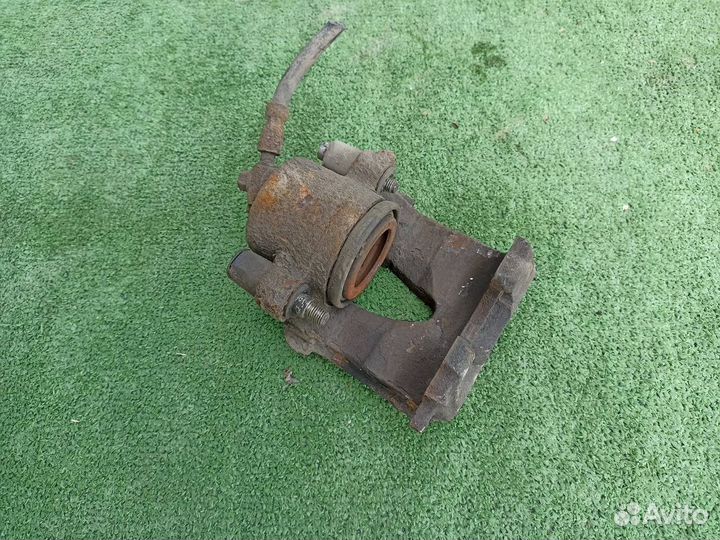 Тормозной суппорт передний правый Volkswagen Jetta