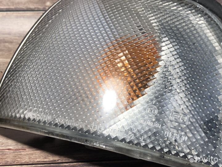 Левый поворотник на Nissan Sunny Y10