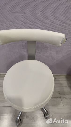 Стул для мастера маникюра на колесиках