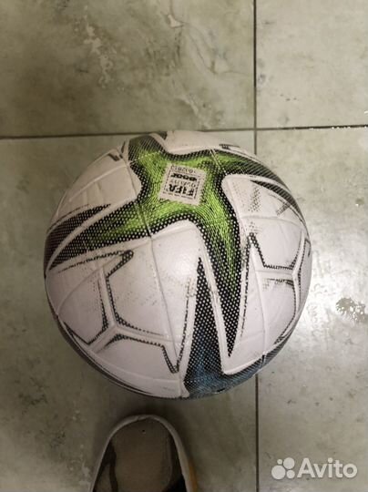 Футбольный мяч adidas