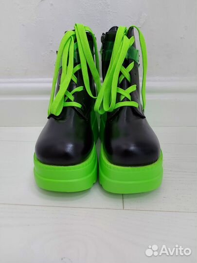 Ботинки женские лакированные,на толстой подошве