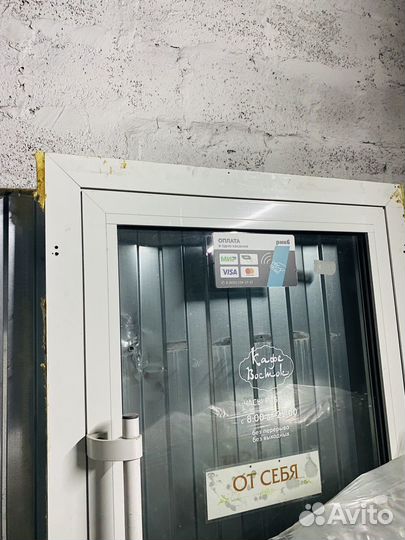 Дверь и банки