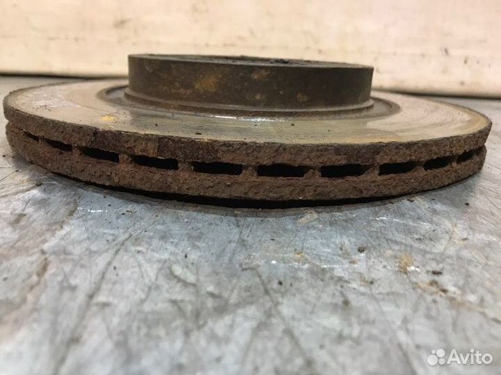 Тормозной диск передний левый Renault Sandero