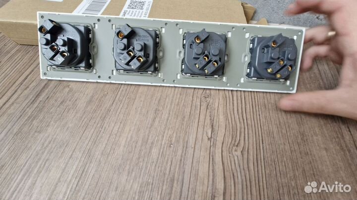 Розетка новая четверная ubaro