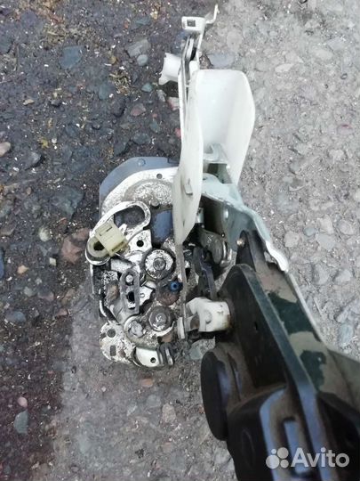 Замок водительской двери Королла Спасио 2002г