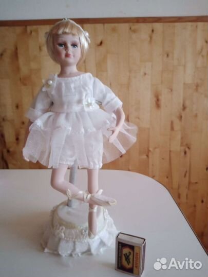 Кукла фарфоровая коллекционная
